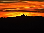 70 Sceso il sole, cielo infuocato verso il Monviso